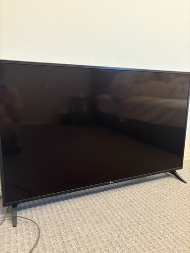 49インチの薄型液晶テレビ