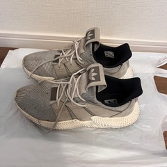 adidas スニーカーの画像