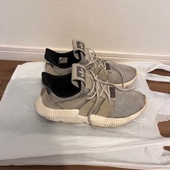 adidas スニーカーの画像