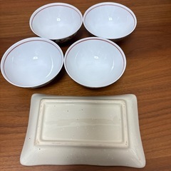 茶碗4つ＋四角い平皿1枚の画像