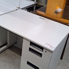 【リサイクルショップどりーむ天保山店】No.4322　デスク　写真参照🎵　お買い得品🎵　袖机付き(≧▽≦)の画像