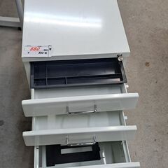 【リサイクルショップどりーむ天保山店】No.4334　袖机　カギ付き　ビス1つ欠品😢　の画像