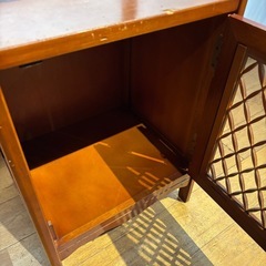 KOIZUMI コイズミ 格子ガラス キャビネットの画像