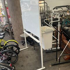 リサイクルショップどりーむ荒田店　No4836 ホワイトボード　事務所　キャスター無しのタイプです(´;ω;｀)　掲示板　横１２０cm　縦１７６ｃｍ　レアですよ♪の画像