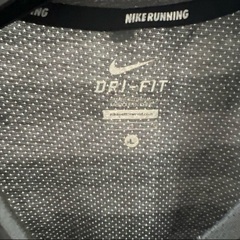 Nike DRI-FIT グレー ストライプ Tシャツの画像