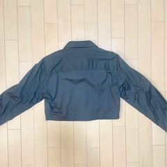 GU カーキ シャツ　羽織にもなる　ショート丈の画像