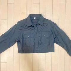 GU カーキ シャツ　羽織にもなる　ショート丈の画像