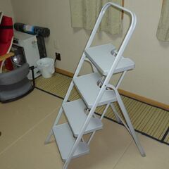 お洒落なステップ･折り畳み脚立４段(新品)ミストグレー色の画像