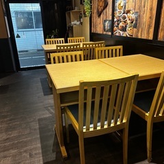 飲食店ようテーブルと椅子の画像