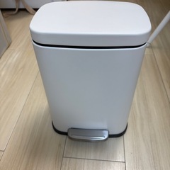 ニトリ　5L ゴミ箱 ペダルペール バゲット　 の画像