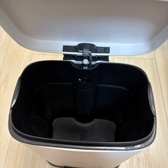 ニトリ　5L ゴミ箱 ペダルペール バゲット　 の画像