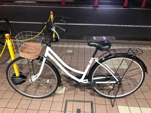 かなり美品、27インチシングル自転車  オートライト  
カラー白黒 フロントフェンダー凹みあり