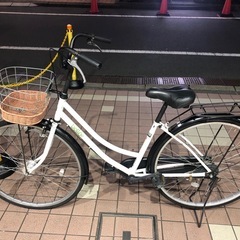 かなり美品、27インチシングル自転車  オートライト  
カラー白黒 フロントフェンダー凹みありの画像