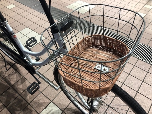 かなり美品、27インチシングル自転車  オートライト  
カラー白黒 フロントフェンダー凹みあり