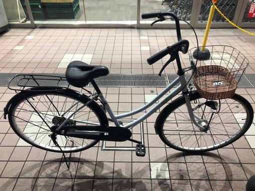 かなり美品、27インチシングル自転車  オートライト  
カラー白黒 フロントフェンダー凹みあり