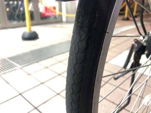 かなり美品、27インチシングル自転車  オートライト  
カラー白黒 フロントフェンダー凹みあり