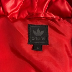adidasダウンの画像