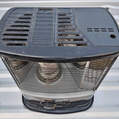 逗子 石油ストーブ コロナ SX-2410Y 7畳 9畳 ヒーター 自然通気型開放式 ストーブ 暖房器具 ポータブル ヒーター 煮炊き 屋外 冬 キャンプ アウトドア 火力 天板 調理 料理 寒冷地 お湯沸かす レシピ アルミホイル 焼く 銀杏 にんにく 芋 お鍋 スープ ラーメン 災害発生時 停電やガスが止まった時にも役立つ Oil Heating Stove 火を囲んで暖まりながら料理 サロンヒーター やかん プラスチック 缶 給油ポンプ サイフォン式手動式の画像