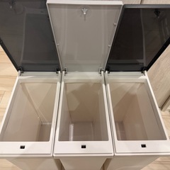 キャスター付きゴミ箱の画像