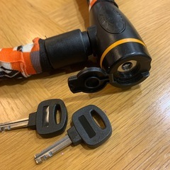 おしゃれに斜めがけ！  ナイロンカバー付きのオレンジ・グレー・黒のチェーンロック、2本のキー付きでセキュリティ強化。の画像