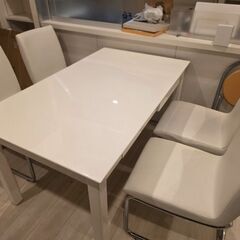 ニトリダイニングテーブルの画像