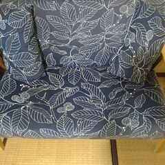 木製布張りソファー、まだまだ使えますの画像