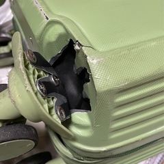 破損あり　スーツケースの画像