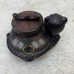 レトロ たぬき 分福茶釜 蓋付き小物入れ 縁起物 招福意匠 コイン装飾 金色リング取手 和風インテリア 玄関 茶室飾り 置物 レトロ雑貨 インテリア小物の画像