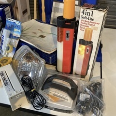 【6443他】日用品　大量　まとめ　ライト　ヒーター　マッサージ機　鏡　食器　本　ドライヤー　体重計　鉛筆削り　※一部ジャンク品あり の画像