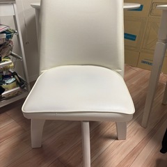80cm円形ダイニングテーブル　回転チェア2つの画像