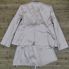 【まだ受付中・送付可能】中古美品 esche エッシュ 上品パンツスーツ ベージュ 42 早い者勝ちです✨✨の画像