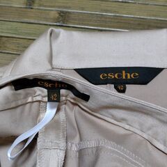 【まだ受付中・送付可能】中古美品 esche エッシュ 上品パンツスーツ ベージュ 42 早い者勝ちです✨✨の画像