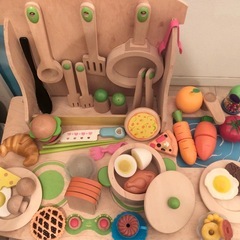 木のおままごとキッチンと食べ物と食器の画像
