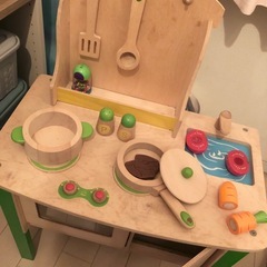 木のおままごとキッチンと食べ物と食器の画像