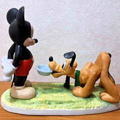 ディズニーランド・ミッキー＆プルートとミニー＆プルートの陶器フィギュア２個セット・レトロの画像