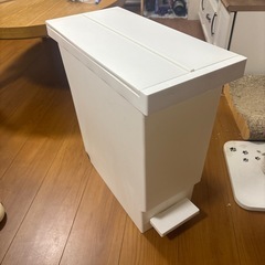 掃除機とゴミ箱の画像