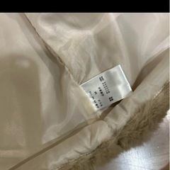 最終お値下げ⭐︎Re:EDIT ベージュ フェイクファー ノースリーブジャケットの画像