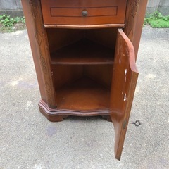 イタリア家具🇮🇹 象嵌 コーナーキャビネット 鍵付き クラシック 68cm×46cm×高さ87cmの画像