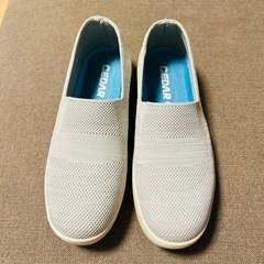 【新品未使用】CEDAR CRES グレー スリッポンの画像