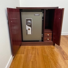 年代物・アンティーク家具調金庫の画像