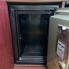 年代物・アンティーク家具調金庫の画像