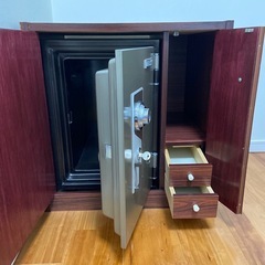 年代物・アンティーク家具調金庫の画像