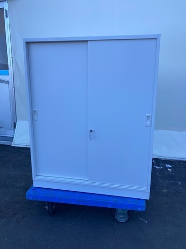 【OF-69】美品 鍵付き ローキャビネット スチール引き戸書庫  書類 備品収納 ホワイト  検)事務机　オフィス チェア　会議 椅子　ロッカー　ミーティングテーブル　応接ソファ 店舗 事務所 什器　書庫 本棚 ラック デスク スチール 美品多数 格安 【中古オフィス家具】