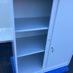 【OF-69】美品 鍵付き ローキャビネット スチール引き戸書庫  書類 備品収納 ホワイト  検)事務机　オフィス チェア　会議 椅子　ロッカー　ミーティングテーブル　応接ソファ 店舗 事務所 什器　書庫 本棚 ラック デスク スチール 美品多数 格安 【中古オフィス家具】の画像