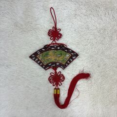 中国結 壁掛け 扇形 龍鳳図 彫刻プレート ジェード風 赤紐 房付き 掛飾り 風水 インテリア 開運 良縁 招福 アジアン雑貨 木枠 縁起物 玄関 飾りの画像