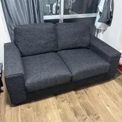 ゆったり座れるオットマン付きソファの画像