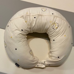 雲と星の授乳クッションの画像