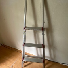 【無料】軽量！アルミ折り畳み脚立の画像