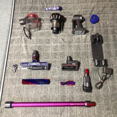 Dyson V7 ⑤  モーターヘッド2台 ＋ 幅広ノズル ＋ 壁取付充電スタンド の画像