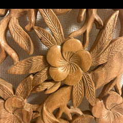木製彫刻 木と花のデザインの画像